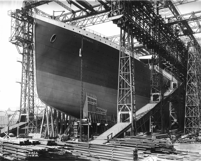 https://upload.wikimedia.org/wikipedia/commons/e/e7/RMS_Titanic_ready_for_launch%2C_1911.jpg